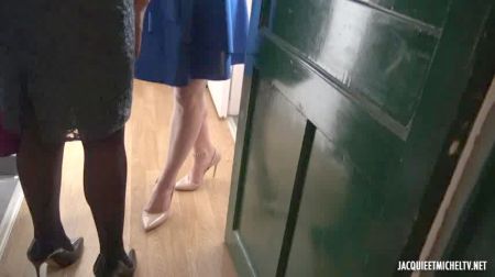 Ходит По Улице В Мини Платье Без Трусов