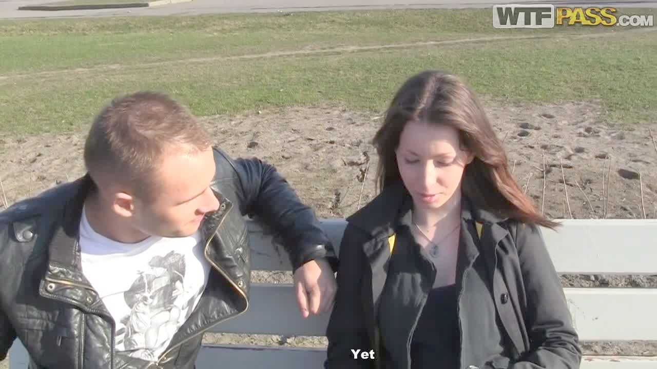 видео девушка кормит парня его спермой