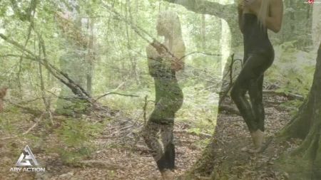 Бесплатное Волосатая Грудастая Жена В Лесу Ебут